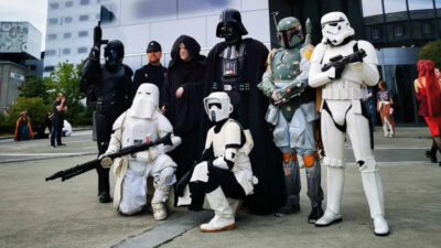 A group of eight costumed people – dressed as imperials, Sith lords and bounty hunters – is standing in front of Clarion Hotel Trondheim.